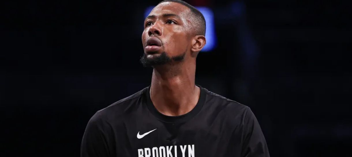 Lakers contrata pivô para suprir ausências no elenco