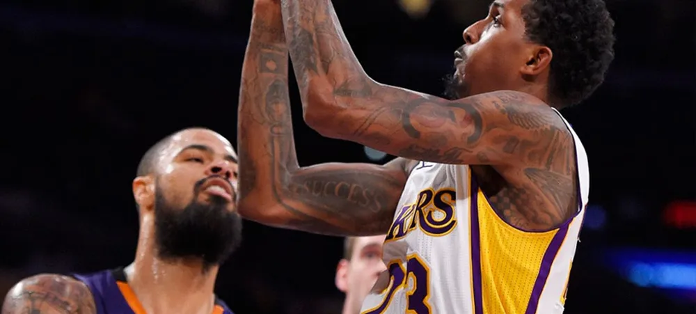 Lakers passa por cima do Suns e vence terceira seguida