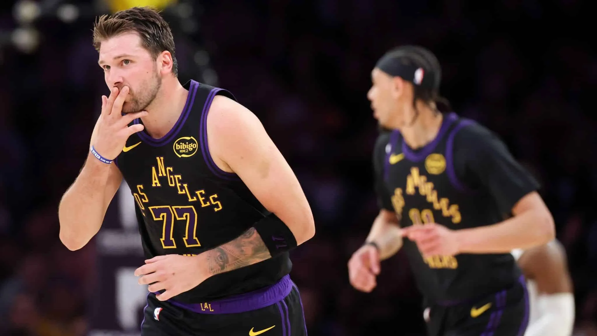 Luka Doncic com a camisa City Edition preta do Lakers, com LOS ANGELES em arco dourado em volta do número 77