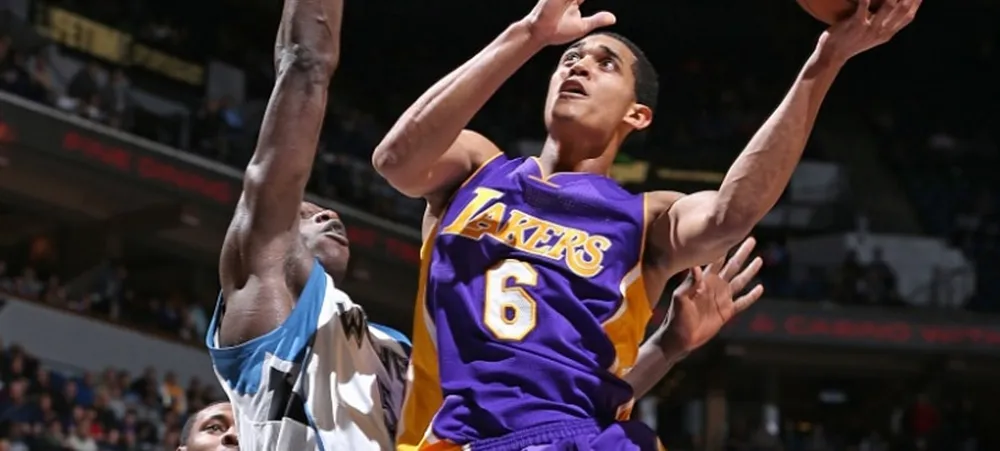 Clarkson lidera time na vitória contra o Wolves