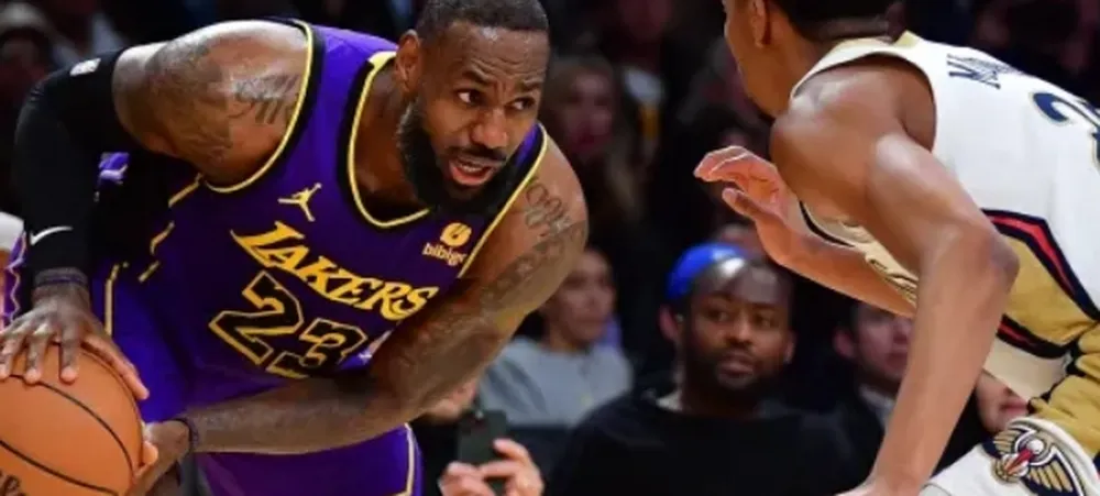 LeBron James conta que está jogando lesionado e está fazendo tratamento