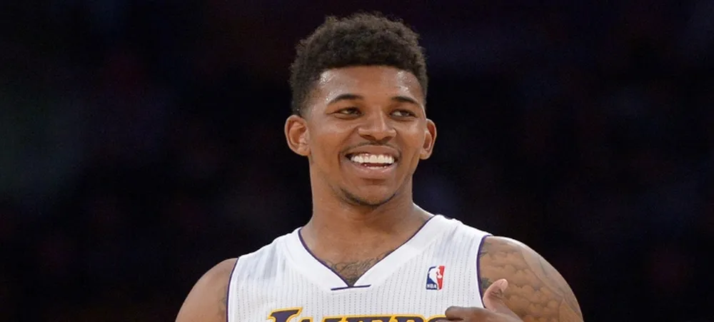 Com sorriso no rosto, Young já treina com bola