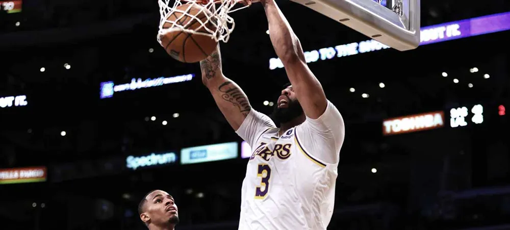 NBA: Lakers vence Spurs com show de Anthony Davis e estreia de Horton-Tucker