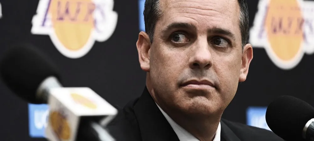 Pivô do Lakers culpa Frank Vogel por falta de tempo em quadra