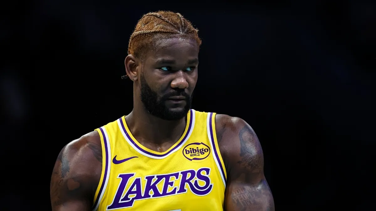 Deandre Ayton atuando pelo Lakers.