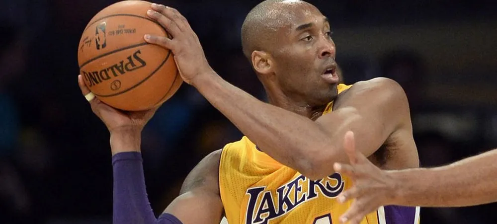 Kobe desloca dedo, coloca no lugar e volta pro jogo