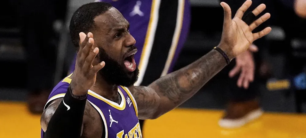 NBA chama atenção de LeBron James por jogada contra o Grizllies