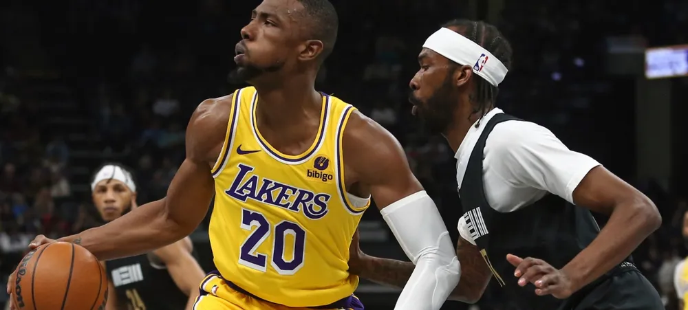 Ex-pivô do Lakers assina contrato com o Hornets