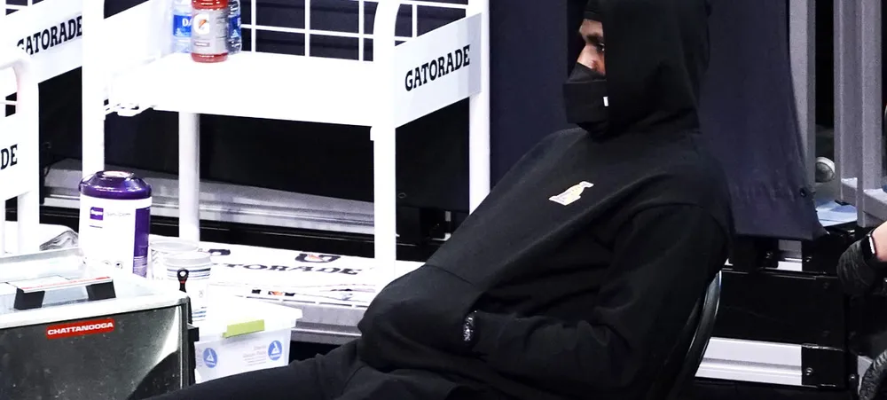 NBA: LeBron James é visto no banco do Lakers com uma bota imobilizadora