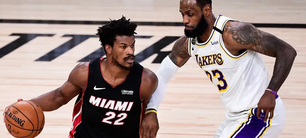 Lakers sofre na defesa, decepciona no ataque e perde o primeiro jogo da série