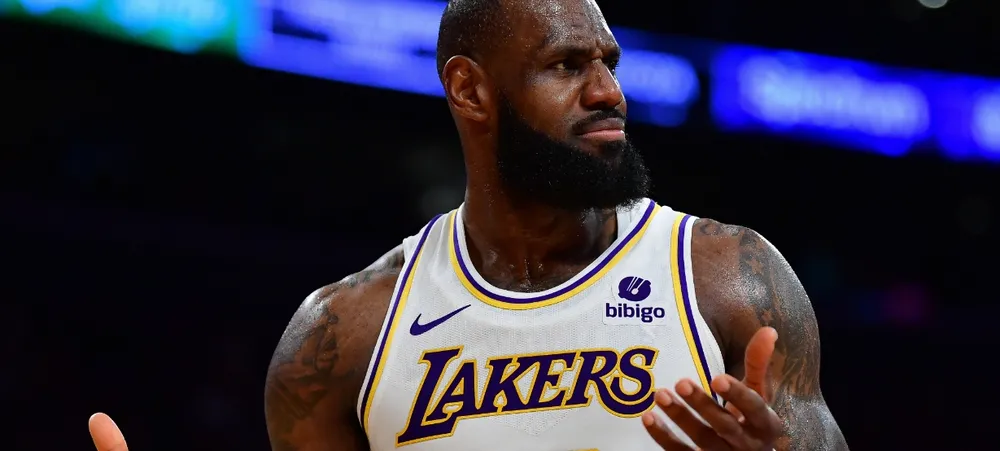 LeBron James detona gramado da arena do Corinthians em jogo da NFL