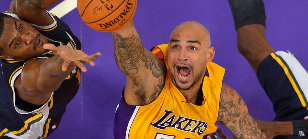 Robert Sacre está de malas prontas