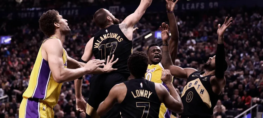 Lakers amassa o aro e perde para o Raptors em Toronto