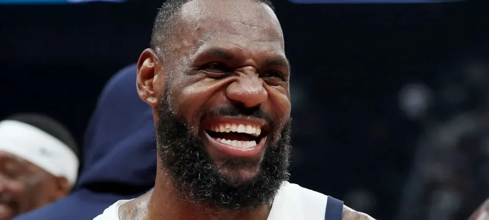 Anthony Davis brinca sobre idade de LeBron James após atuação dominante