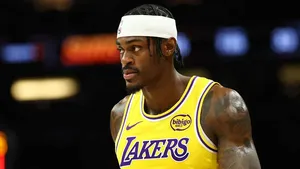 Vanderbilt discute com comissão técnica do Lakers durante jogo contra o Thunder