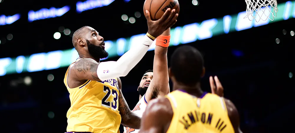 Lakers vive drama em Los Angeles, mas vence Knicks na prorrogação