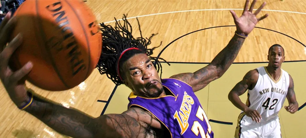 Lakers encara Pelicans em duro teste no garrafão