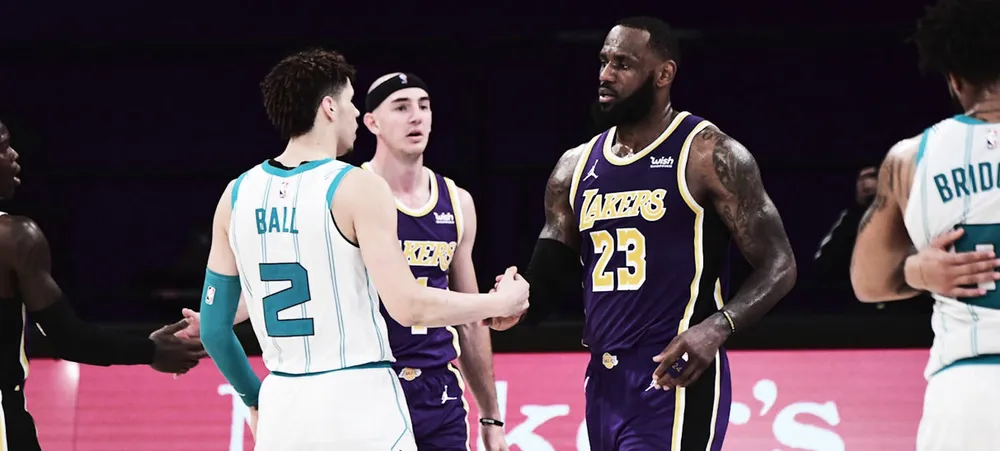 NBA: LeBron James garante vitória para o Lakers e dá aula para LaMelo Ball