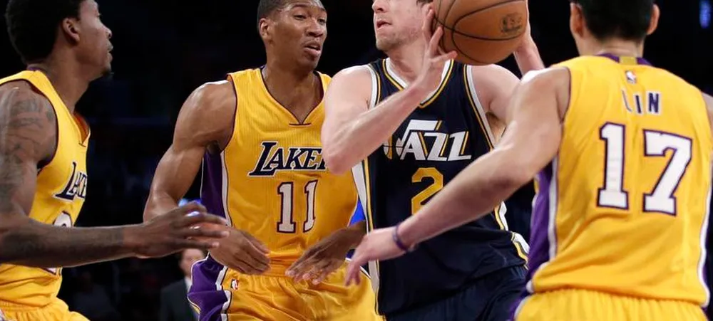 Em jogo feio, Lakers sofre mais uma derrota no final