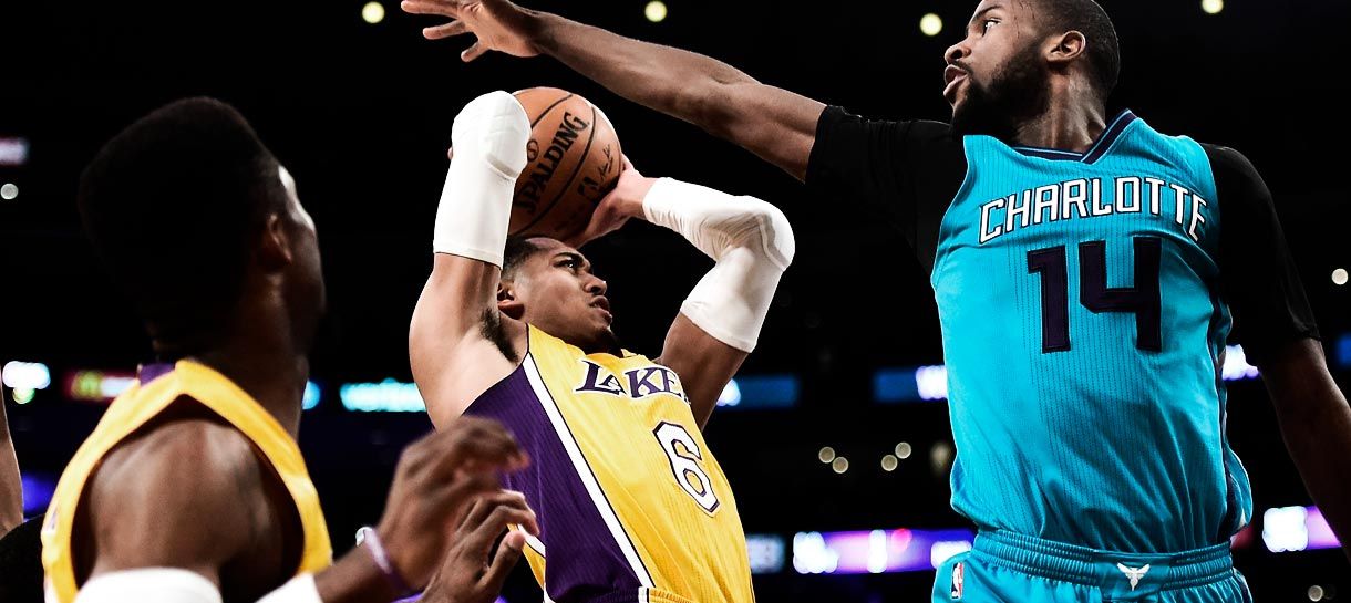 Lakers recebe Hornets para tentar estancar a crise