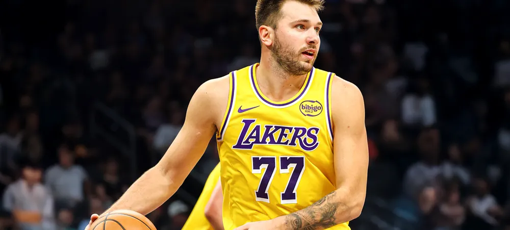 Doncic e Reaves combinam para 50 pontos, mas Lakers perde para o Suns