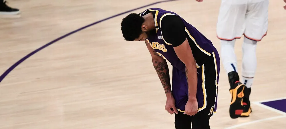 NBA: Anthony Davis sai do jogo com dores e vira dúvida para o Lakers
