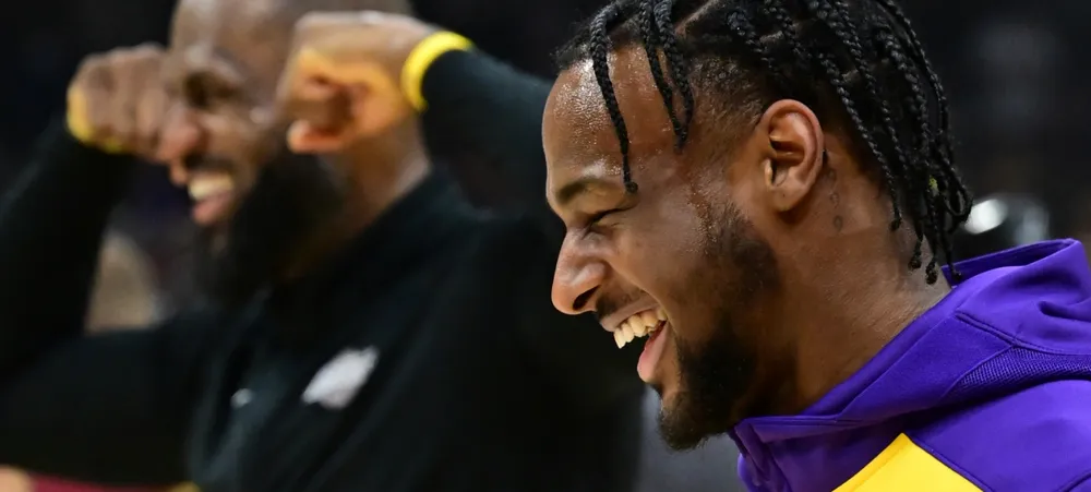 LeBron James reage a primeira cesta de Bronny James na NBA