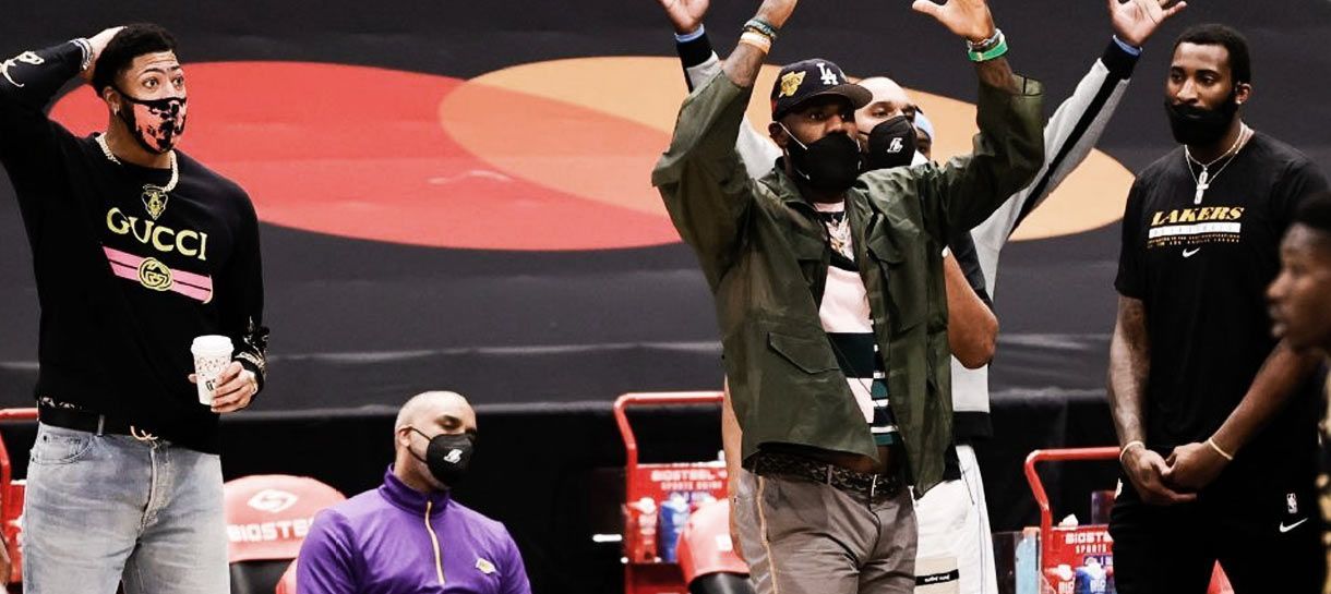 NBA: Foto de LeBron James sem bota e com muito dinheiro no bolso em jogo do Lakers viraliza