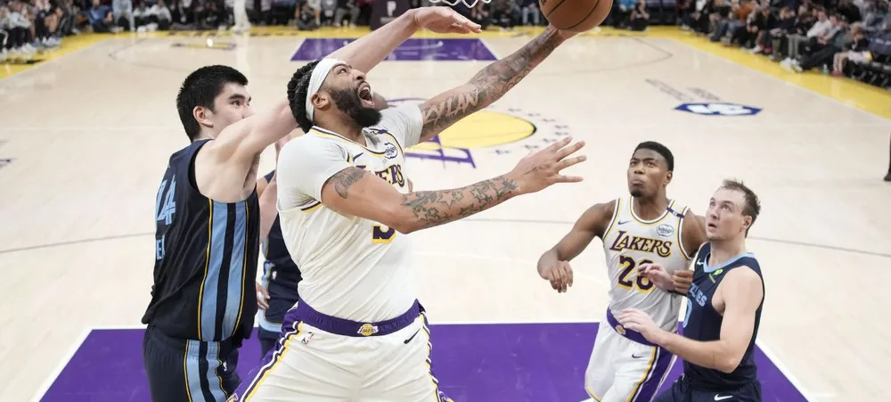 Anthony Davis faz jogo de MVP, e Lakers volta a vencer na NBA