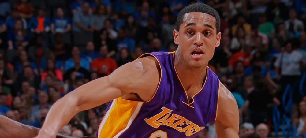 Clarkson marca 30 mas Lakers perde mais uma