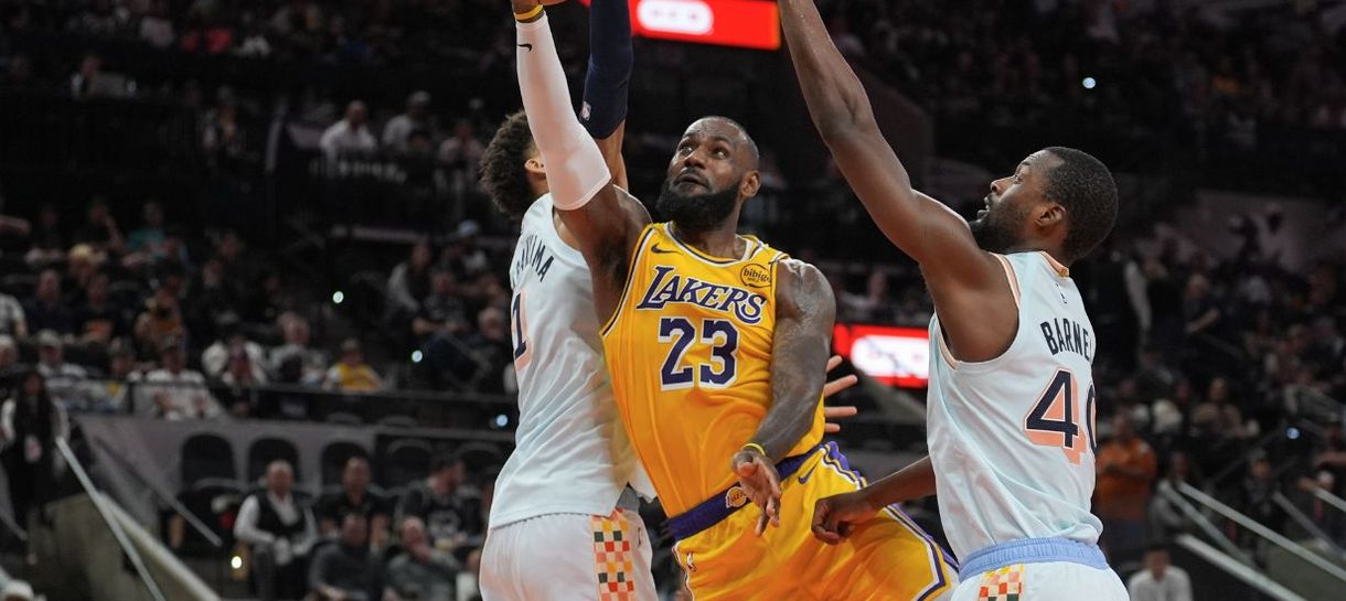 Com Knecht titular e triplo-duplo de LeBron, Lakers volta a vencer na NBA