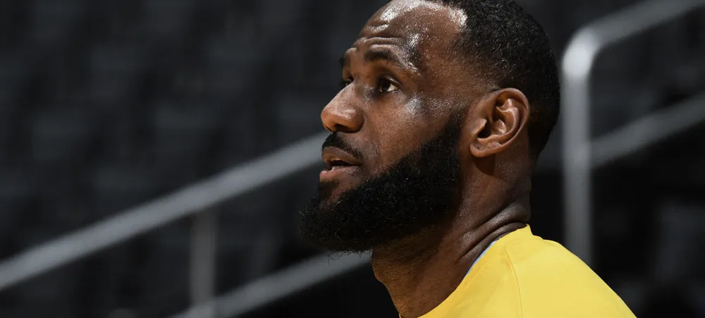 LeBron James posta vídeo fazendo tratamento em seu tornozelo