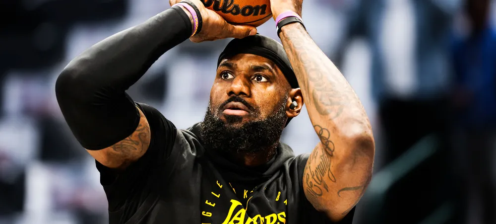 LeBron volta às quadras após cirurgia no joelho e anima torcida do Lakers