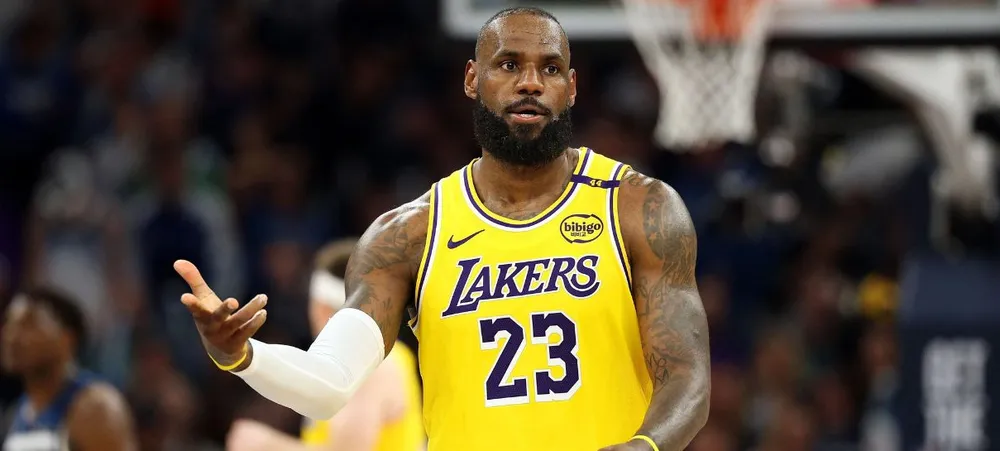 Deandre Ayton entrará para uma incrível lista na carreira de LeBron James