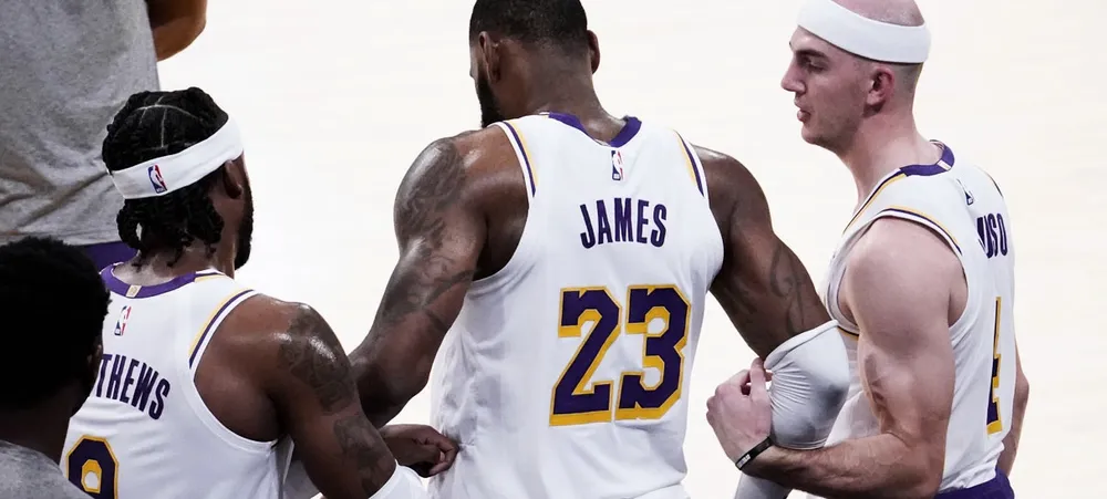 NBA: LeBron James sofre lesão durante jogo entre Lakers e Hawks