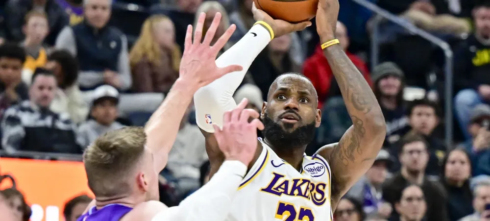 LeBron manda recado após errar todos arremessos de três em vitória do Lakers