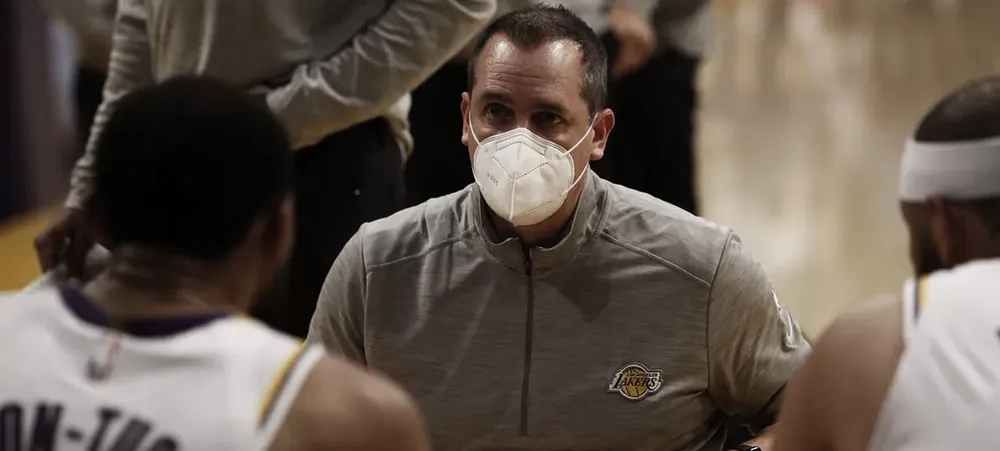Lakers: Frank Vogel revela plano quando LeBron e Davis não estiverem em quadra