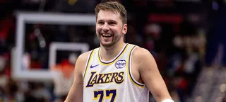 Luka Doncic iguala marca histórica de Magic Johnson no Lakers em menos de 1 ano