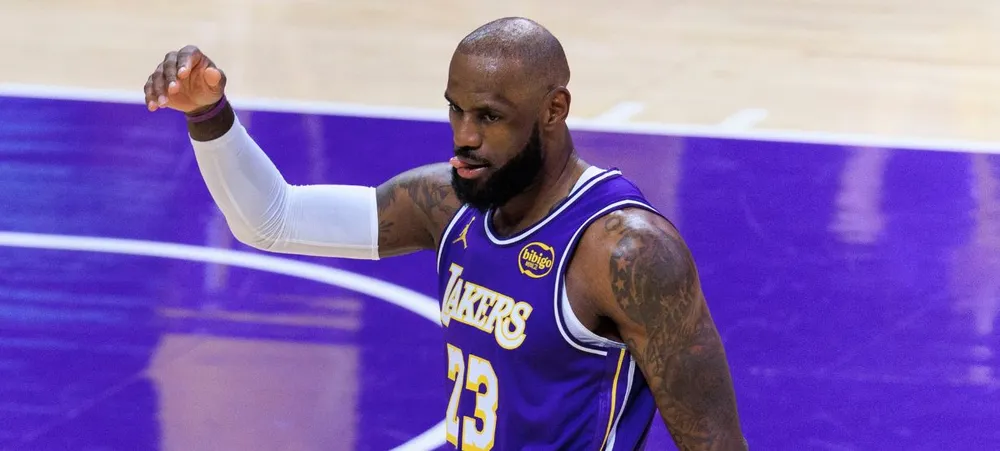 Lakers atropela o Mavericks com triplo-duplo histórico de LeBron James